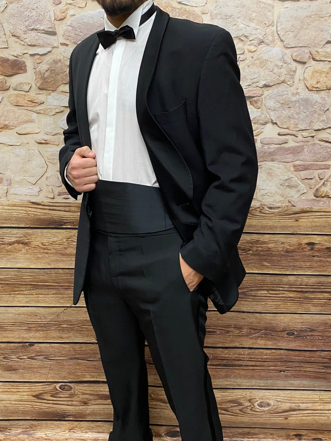 Herren New In, Modell trägt schwarzen Smoking