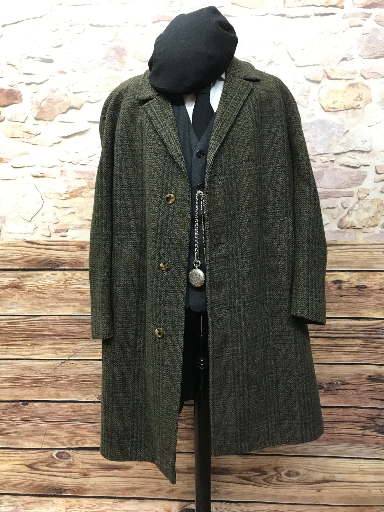 Herrenmantel auf Schneiderpuppe im Peaky Blinders Stil