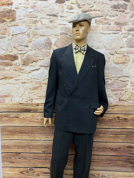 Frontansicht des 6-teiligen 20er-Jahre Babylon-Berlin Anzug-Sets am Mannequin mit Schiebermütze und Fliege.