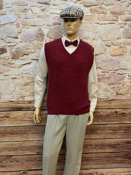 Komplettes Vintage-Herren-Outfit der 1920er: hellgraue Bundfaltenhose Gr. 52, cremefarbenes Hemd 42, dunkelroter Pullunder 54, burgunderrote Fliege & Patchwork-Schiebermütze 59