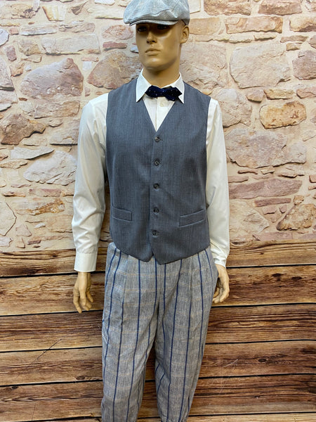 „20er Jahre Herren Outfit Größe 48 mit grauer Weste, Schurwoll-Knickerbocker, weißem Hemd, blauer Fliege und Schiebermütze
