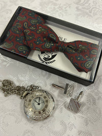 „Vintage Herren-Set 1920er: generalüberholte silberne Taschenuhr, Chrom-Manschettenknöpfe, roten Paisley-Fliege & Einstecktuch.“