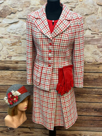 70er Jahre Kostüm Damen rot kariert Gr.40. Rote Bluse, Tweed-Jacke, Rock, rote Leder-Handschuhe und handgefertigter Hut.