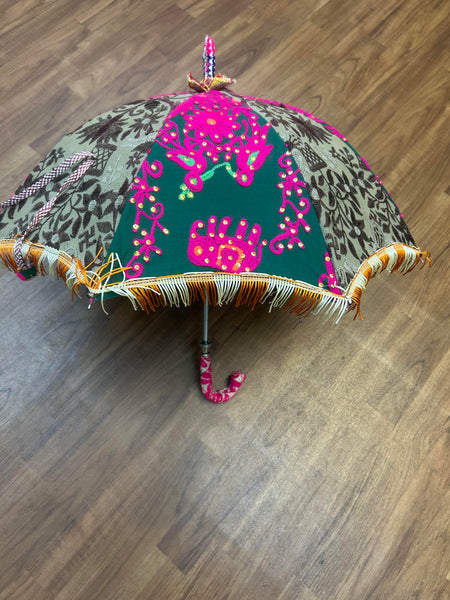 Bestickter Vintage Sonnenschirm 1970er – Grün/Pink mit Ethno-Motiven – 60 cm