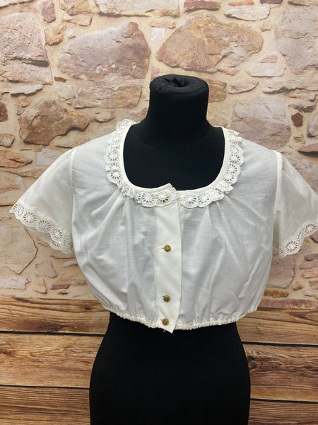 Dirndlbluse Damen Größe 42, hochgeschlossen mit Rundhalsausschnitt und Spitze, Offwhite, kurzärmlig, elastischer Saum, vintage, Baumwoll-Mix.