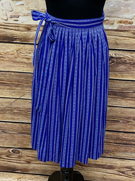 Dirndl-Schürze Damen in Blau mit weißen und hellblauen Blumenranken, Größe M, 67 cm lang, Baumwolle, Schleifenverschluss, vintage, sehr guter Zustand.