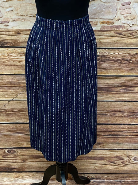 Vintage Dirndl-Schürze Damen, dunkelblau mit grün-weißem Muster, gestreift, 69 cm lang, Baumwoll-Mischgewebe, sehr guter Zustand, Schleifenverschluss.