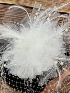 Kleiner Fascinator, Kopfschmuck in weiß für die Hochzeit