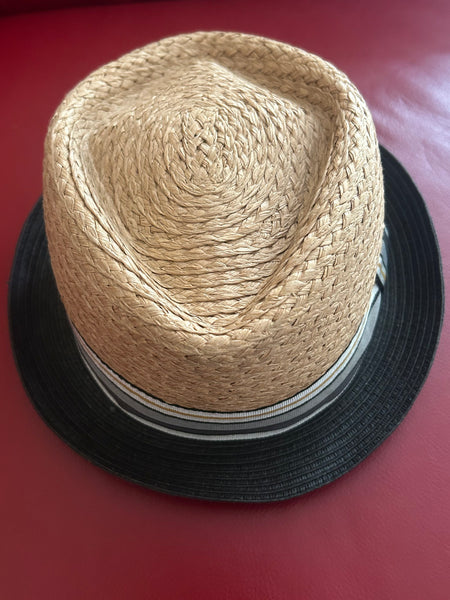 Pork-Pie-Hut aus naturfarbenem Papiergarn mit schwarzer Krempe – Draufsicht