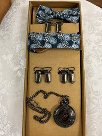 Neues Hosenträger-Set mit floralem Petrolblau-Print, passender Fliege und schwarzer Metall-Taschenuhr