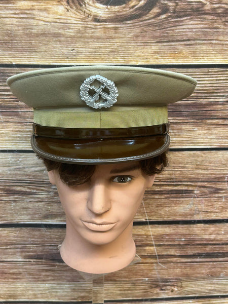 Frontansicht italienische Schirmmütze Sommeruniform mit silbernem Infanterieabzeichen