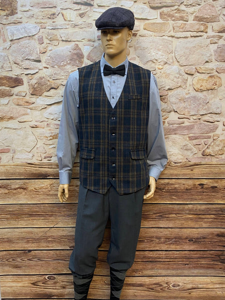 Männliches Vintage-Knickerbocker-Outfit der 1920er: hellgraue Bundfaltenhose Gr. 56, navy-braune Karo-Weste, hellblaues Hemd 45, dunkelgraue Fliege & graue Schiebermütze 60