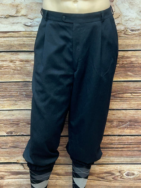 Schwarze Knickerbocker-Hose aus Wollmischung im 20er-Jahre-Look, Größe 58, Bundweite 111 cm, elastischer Beinabschluss.