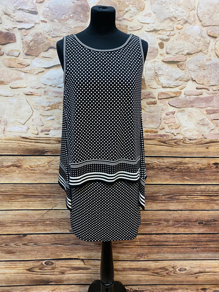 Ärmelloses schwarz‑weißes Polka‑Dot Kleid im 20er‑Stil mit tiefem Saum und Kontraststreifen, Größe S.