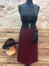 Vintage-Oldtimer-Damen-Set mit schwarzer Plissee-Bluse Gr. 40, weinrotem Wollrock, Filzhut und Handschuhen