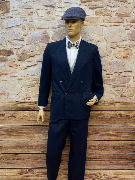 Komplettansicht: dunkelblauer Peaky-Blinders Doppelreiher mit grauer Weste, Gr. 50.