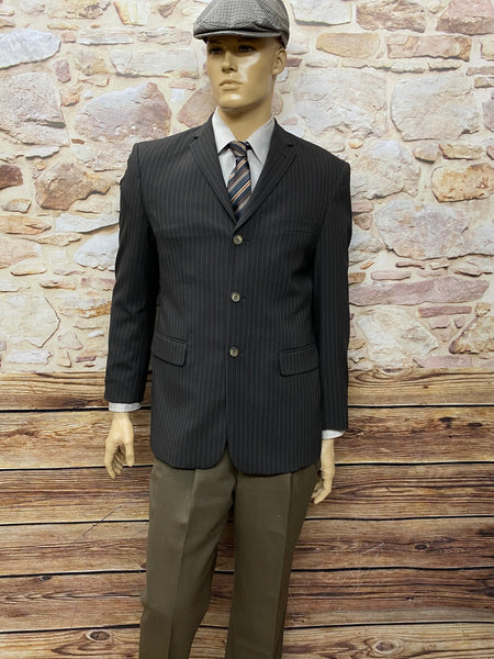 Komplettes Peaky-Blinders-Kostüm in Gr. 50 mit dunklem Nadelstreifen-Sakko, brauner Hose, Hemd, Krawatte und Schiebermütze.
