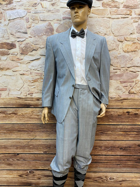 „Komplett-Outfit Peaky Blinders Stil Hellgrau Gr. 54 mit Schiebermütze, Fliege, Hosenträgern und Knickerbockerhose – 20er Jahre Herrenmode“