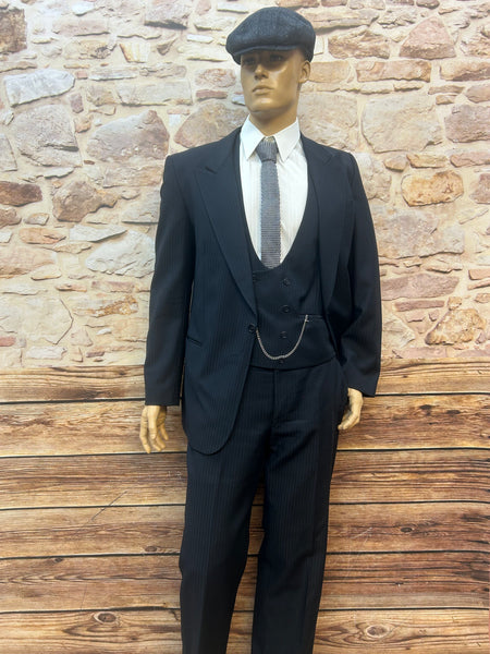 „Peaky Blinders Herren-Komplett-Outfit aus Schurwolle mit Weste, Hemd, Schiebermütze und Taschenuhr – Vintage Stil Größe 50/52“
