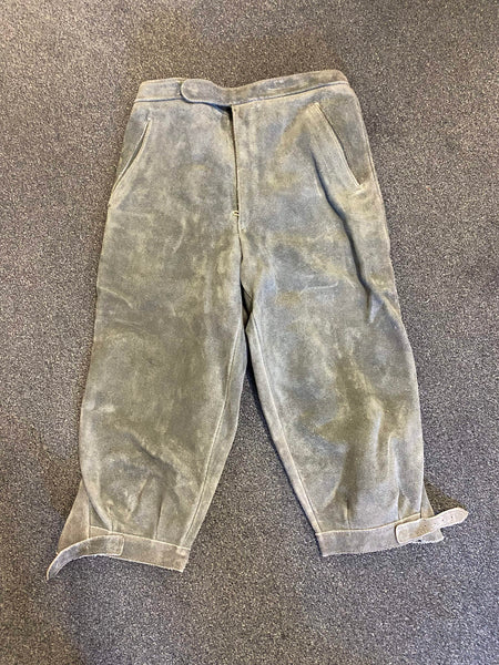 Graue Vintage-Lederhose Größe Small Vorderansicht mit Schnallen.