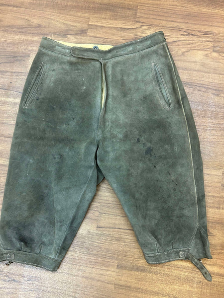 Vintage Trachten-Lederhose Gr. 46 Vorderansicht auf Holzboden