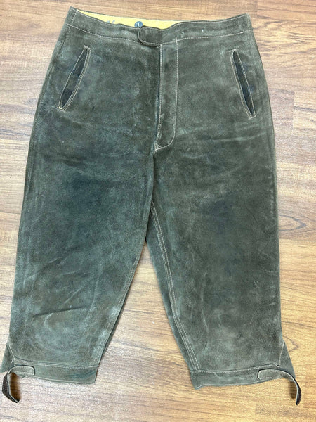 Vorderansicht Vintage Trachten-Lederhose Gr. 46 auf Holzboden