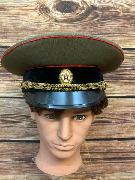 Sowjetische Offiziers-Schirmmütze der Roten Armee in Größe 59, Vorderansicht mit Abzeichen