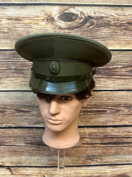 Vorderansicht sowjetische Offiziersmütze grün mit Sternabzeichen
