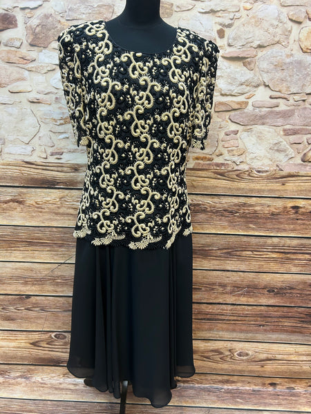 Schwarzes Vintage-Kleid Gr. 42 mit goldener Stickerei, tiefer Taille und fließendem Chiffonrock, 1980er, sehr guter Zustand