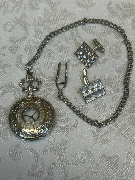 „Taschenuhr-Set mit Kette und Manschettenknöpfen auf weißem Stoff“