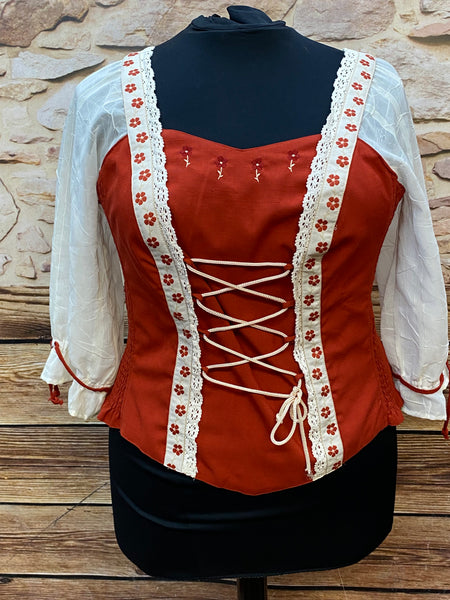 Rotes Vintage-Trachtenoberteil mit weißem Spitzeneinsatz, Schnürung und Carmenausschnitt, Größe 46/48.