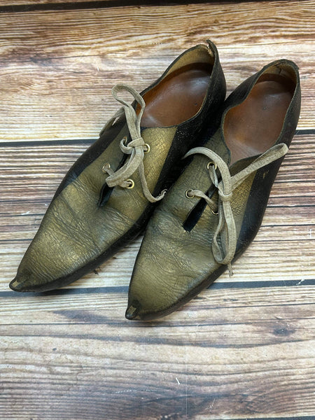 „Handgefertigte Unikat Schnabelschuhe in Schwarz-Gold Lederoptik, Größe 40“