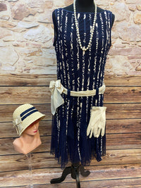 Vintage 1920er-Jahre Damenkleid Gr. 42 in Marine-Creme mit floralem Streifendekor, Strohhut Gr. 57, cremefarbenen Lederhandschuhen M und klassischer Perlenkette.