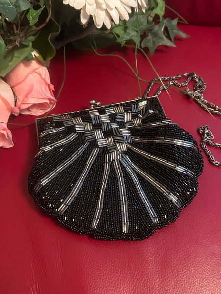 „Vintage-Abendtasche mit silber-schwarzer Glasperlenstickerei im Art-Déco-Stil“