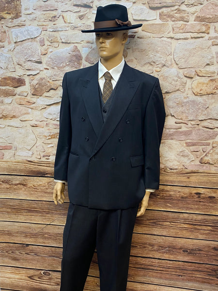 Vintage Anzug Doppelreiher Gr. 58 mit Hut und Krawatte auf Schaufensterpuppe