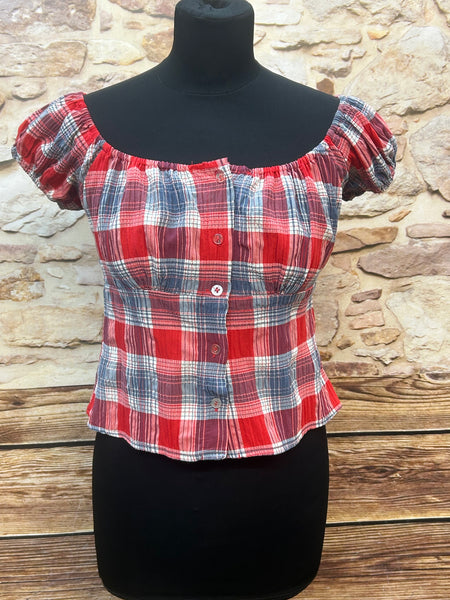Vintage-Bluse kariert in Rot-Blau, Größe 38/40 auf Schneiderpuppe