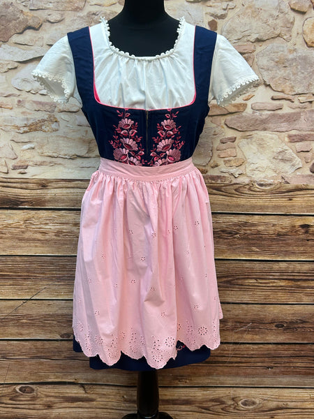 Blaues Vintage Dirndl mit rosa Blumenstickerei, rosa Lochstick-Schürze und weißer Bluse, Größe 40
