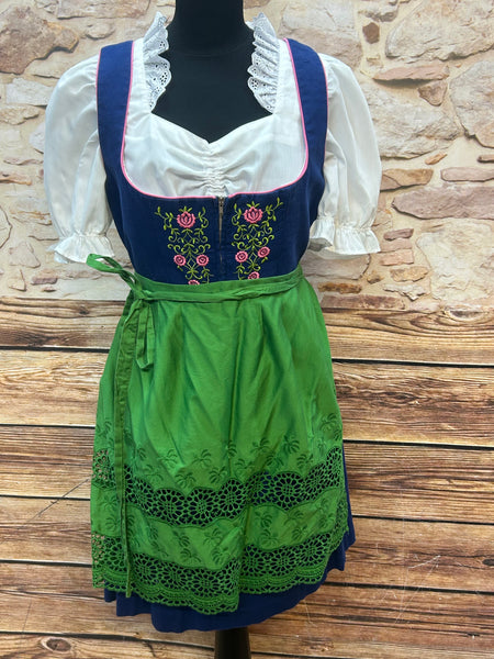 Blaues Vintage Dirndl mit rosa Blumenstickerei, grüner Lochschürze und weißer Puffärmel-Bluse, Größe 42