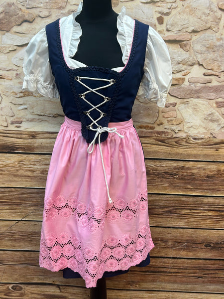 Nachtblaues Vintage Dirndl mit rosa Rosenstickerei, rosa Lochschürze und weißer Rüschenbluse, Größe 44