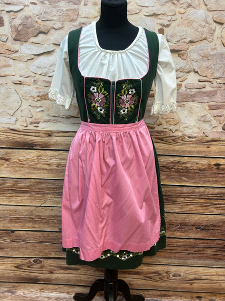 Dreiteiliges Vintage Dirndl in Dunkelgrün mit rosa Stickerei, rosa Schürze und cremefarbener Bluse, Größe 38.