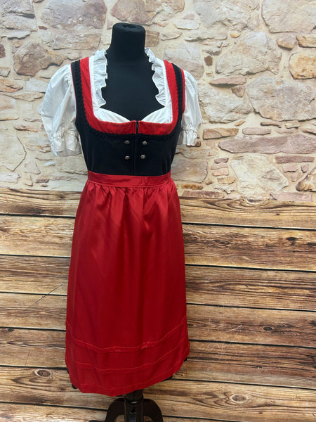 Schwarzes Vintage Dirndl mit rotem Samtbesatz, floraler Stickerei in Rot und Silber, roter Schürze und weißer Rüschenbluse, Größe 42/44