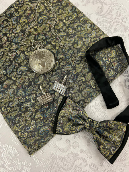 Vintage Herren 20er-Jahre-Set mit Taschenuhr, silbernen Manschettenknöpfen und Schwarz-Gold-Paisley-Fliege und Einstecktuch.