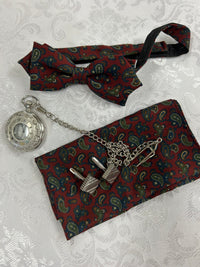 „Vintage Herren-Set 1920er: generalüberholte silberne Taschenuhr, Chrom-Manschettenknöpfe, roten Paisley-Fliege & Einstecktuch.“