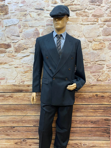 „Vintage Herrenanzug im 20er-Jahre-Stil mit Schiebermütze – inspiriert vom Peaky Blinders Look“