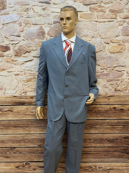 Vintage Herrenanzug in Grau mit passendem Sakko und Hose, kombiniert mit weißem Hemd und roter Krawatte, auf einer Schneiderpuppe präsentiert.