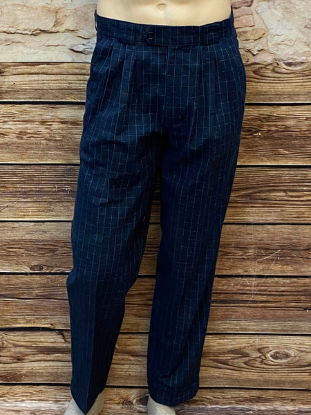 Vintage Hose dunkelblau kariert Gr. 48 – Vorderansicht auf Holzfond