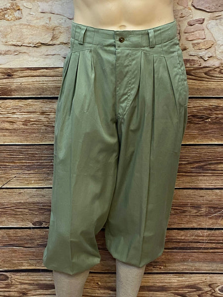 Hellgrüne Knickerbockerhose im 20er Jahre Stil, Vorderansicht auf Schaufensterpuppe.