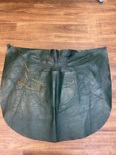 Vorderansicht einer dunkelgrünen vintage Lederschürze mit Tasche und Kette.