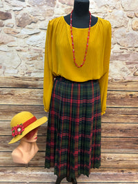 Vintage Damen-Set Gr. 44: senffarbene Plissee-Bluse XL, plissierter Tartan-Rock 98 cm, ocker-gelber Wollhut 56 und rote Glasperlenkette.