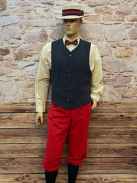 Vintage 1920er Oldtimer-Herren-Outfit am Schaufenster: Hemd, Nadelstreifen-Weste, rote Knickerbocker-Hose, Strohhut und Fliege.